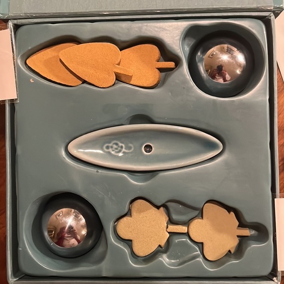 Avon SpaFinder Revitalizing set with 2 BaoDing Balls, incense leaves & holder - Picture 3 of 16